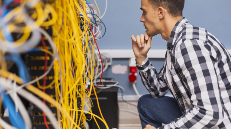 Como organizar fios e cabos